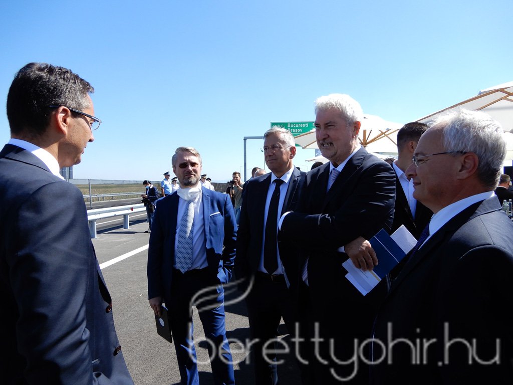 Átadták az M4-es autópálya Ártándig tartó szakaszát08